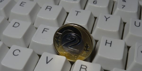 Moneta na klawiaturze komputerowej
